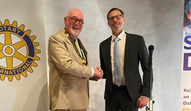 Gunnar Hansen (rechts) übergibt das Präsidentenamt  des Rotary Clubs Witten an Dr. Hans-Peter Merz.